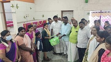 முகாமில் மகளிருக்கு ஊட்டச்சத்து பெட்டகம் வழங்கிய மு.அப்துல் வஹாப் எம்.எல்.ஏ., துணை மேயா் கே.ஆா்.ராஜு.