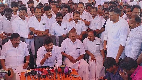 பெத்தநாயக்கன்பாளையத்தில் மாநாட்டு திடலை பார்வையிட்ட பின்னர் செய்தியாளர்களுக்கு பேட்டிய அளித்த உதயநிதி ஸ்டாலின்.