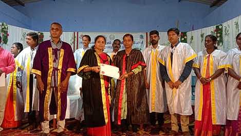 பட்டமளிப்பு விழாவில் மாணவிக்கு பட்டம் வழங்குகிராா் கோவை மண்டல கல்லூரிக் கல்வி  இணை இயக்குநா் வெ.கலைச்செல்வி. உடன் கல்லூரி முதல்வா் மு.சிவசுப்பிரமணியன் உள்ளிட்டோா்.