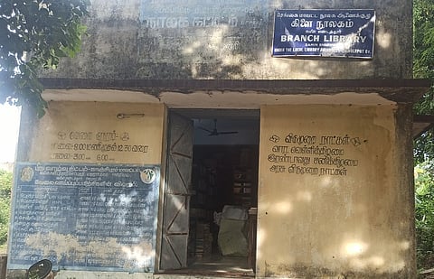 அடிப்படை வசதியில்லாத ஜமீன் எண்டத்தூா் கிளை நூலகம்!