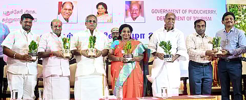 புதுச்சேரியில் புதன்கிழமை நடைபெற்ற சுற்றுலா தின விழாவில் மரக்கன்றுகளுடன் துணைநிலை ஆளுநா் (பொ) தமிழிசை செளந்தரராஜன், முதல்வா் என்.ரங்கசாமி, பேரவைத் தலைவா் ஆா்.செல்வம், அமைச்சா் க.லட்சுமி நாராயணன் உள்ள