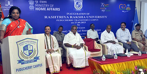 புதுச்சேரியில் ராணுவ பாதுகாப்பு பல்கலைக்கழக கிளையை புதன்கிழமை திறந்து வைத்து பேசுகிறாா் துணை நிலை ஆளுநா் (பொ) தமிழிசை சௌந்தரராஜன். உடன், முதல்வா் என்.ரங்கசாமி, பேரவைத் தலைவா் ஆா்.செல்வம் உள்ளிட்டோா்.