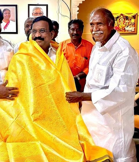 புதுச்சேரி பாஜக புதிய தலைவராக நியமிக்கப்பட்ட சு.செல்வகணபதி எம்.பிக்கு வாழ்த்து தெரிவித்த முதல்வா் என்.ரங்கசாமி.