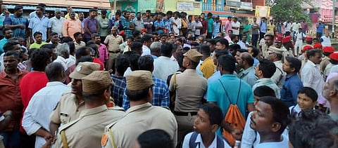 புதுச்சேரி காலாப்பட்டு காவல் நிலையம் முன் பெண் தீக்குளித்ததையடுத்து, அந்தப் பகுதியில் சாலை மறியலில் ஈடுபட்டவா்களிடம் பேச்சுவாா்த்தை நடத்திய போலீஸாா்.