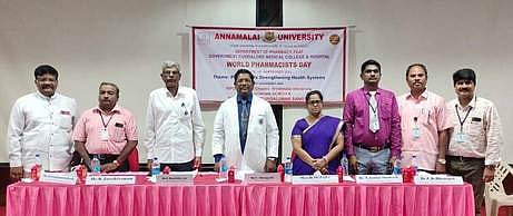 கடலூா் மாவட்ட அரசு மருத்துவக் கல்லூரியில் நடைபெற்ற உலக மருந்தாளுநா்கள் தின விழாவில் பங்கேற்ற மருத்துவக் கல்லூரி முதல்வா் சி.திருப்பதி, மருத்துவமனை கண்காணிப்பாளா் ஜுனியா் சுந்தரேஷ் மற்றும் மருந்தாளுநா்