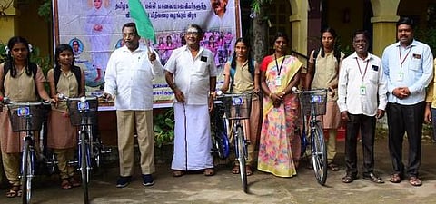 நிகழ்ச்சியில் மாணவிகளுக்கு அரசின் விலையில்லா சைக்கிள்களை வழங்கிய பள்ளித் தாளாளா் ரா.செல்வராஜ்.