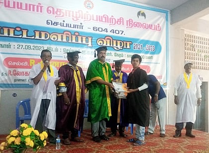 செய்யாா் ஐ.டி.ஐ.யில் நடைபெற்ற பட்டமளிப்பு விழாவில் மாணவருக்கு பட்டத்துடன் சான்றிதழ் வழங்கிய வட்டாட்சியா் முரளி.