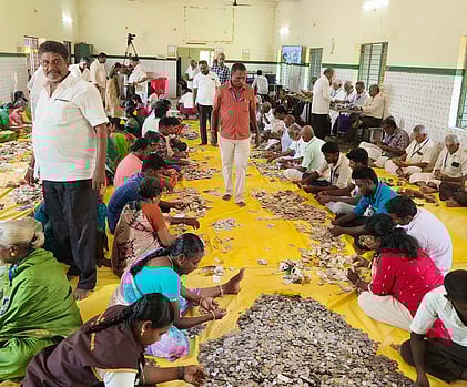 முனுகப்பட்டு ஸ்ரீ பச்சையம்மன் கோயிலில் நடைபெற்ற உண்டியல்கள் காணிக்கை எண்ணும் பணி.