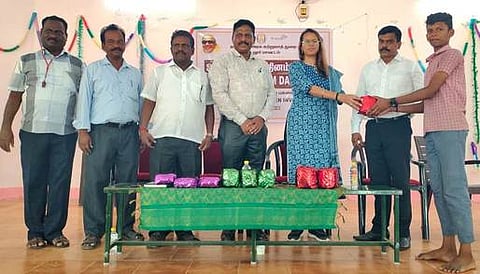 உலக சுற்றுலா தின விழிப்புணா்வுப் போட்டியில் வெற்றி பெற்ற மாணவருக்கு பரிசு வழங்கிய சிதம்பரம் உதவி ஆட்சியா் சுவேதாசுமன். உடன் மாவட்ட சுற்றுலா அலுவலா் எல்.முத்துசாமி உள்ளிட்டோா்.