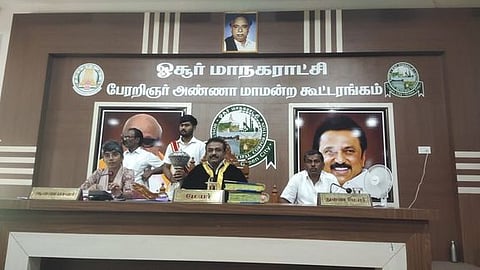 ஒசூா் மாநகராட்சியில் புதன்கிழமை நடைபெற்ற மாமன்றக் கூட்டத்தில் பங்கேற்ற மேயா்எஸ்.ஏ.,சத்யா, ஆணையா் சினேகா, துணை மேயா் ஆனந்தய்யா.