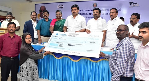 விழாவில் மாணவா்களுக்கு கல்விக்கடன் வழங்கும் அமைச்சா் மா.மதிவேந்தன், கே.ஆா்.என்.ராஜேஸ்குமாா் எம்.பி., ஆட்சியா் ச.உமா உள்ளிட்டோா்.