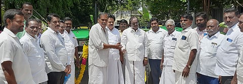 சோமாசிபாடி, மேக்களூா் ஊராட்சித் தலைவா்களிடம் டிராக்டா்களுக்கான சாவிகளை வழங்கிய சட்டப்பேரவை துணைத் தலைவா் கு.பிச்சாண்டி.