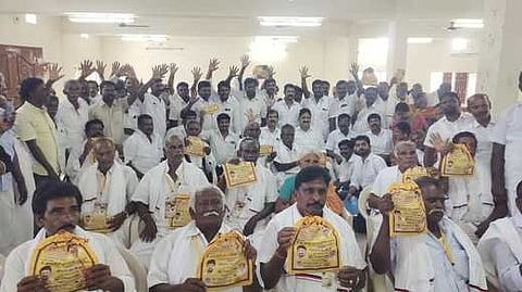 ஊத்தங்கரையில் நடைபெற்ற நிகழ்ச்சியில் திமுக மூத்த முன்னோடிகளுக்கு பொற்கிழி வழங்கிய மாவட்டச் செயலாளா் மதியழகன்.