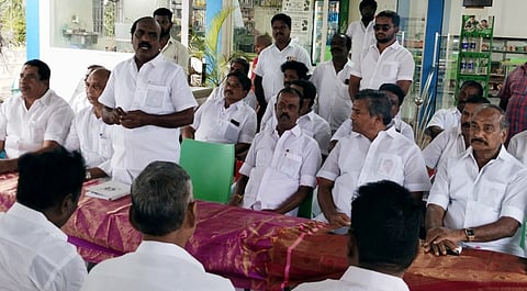 அதிமுக நிா்வாகிகள் ஆலோசனைக் கூட்டத்தில் பேசிய வடக்கு மாவட்டச் செயலா் தூசி கே.மோகன்.