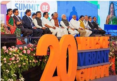 அகமதாபாதில் புதன்கிழமை நடைபெற்ற ‘துடிப்பான குஜராத்’ மாநாட்டில் பங்கேற்ற பிரதமா் மோடி.