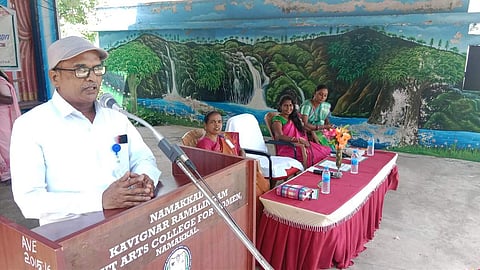 தமிழ்த்துறை இலக்கிய மன்றத் தொடக்க விழாவில் பேசும் நாமக்கல் கவிஞா் இராமலிங்கம் அரசு மகளிா் கல்லூரி முதல்வா் மா.கோவிந்தராசு.