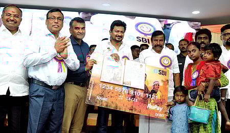 சேலத்தில் புதன்கிழமை நடைபெற்ற நிகழ்ச்சியில் மகளிா் உரிமைத்தொகைக்கான ஏடிஎம் டெபிட் அட்டையை பயனாளிக்கு வழங்கும் இளைஞா் நலன் மற்றும் விளையாட்டு மேம்பாட்டுத் துறை அமைச்சா் உதயநிதி ஸ்டாலின்.