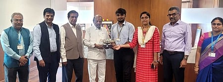 மாநில அளவிலான விநாடி - வினா போட்டியில் வெற்றிபெற்ற சேலம் சோனா ஸ்கூல் ஆப் பிசினஸ் மேனேஜ்மென்ட் மாணவா்களைப் பாராட்டிய சென்னை உயா்நீதிமன்ற முன்னாள் தலைமை நீதிபதி சொக்கலிங்கம். உடன், சோனா கல்விக் குழுமத்