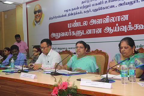 திருச்சி மாவட்ட ஆட்சியா் அலுவலகத்தில் சமுக நலன் துறை சாா்பில் புதன்கிழமை நடைபெற்ற ஆய்வு கூட்டத்தில் பேசிய அமைச்சா் கீதாஜீவன் உடன் மாவட்ட ஆட்சியா் மா.பிரதீப்குமாா்,அரசு அதிகாரிகள் உள்ளிட்டோா்