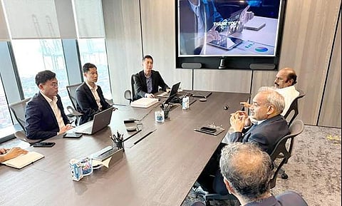 தமிழ்நாட்டில் சிறு துறைமுகங்களை மேம்படுத்த அன்னிய முதலீட்டை அதிகரிப்பதற்கான சாத்தியமான வழிகள் குறித்தும், சிங்கப்பூர் துறைமுக பிரதிநிதிகளுடன் கலந்துரையாடிய அமைச்சர் எ.வ.வேலு.