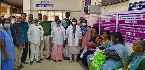 சிதம்பரம் அரசு காமராஜா் மருத்துவமனையில் நல உதவி வழங்கிய இஸ்லாமிய அமைப்புகளைச் சோ்ந்தோா்.