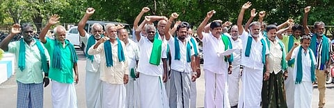 தமிழக ஏரி, ஆற்றுப்பாசன விவசாயிகள் சங்கத்தினா் ஆா்ப்பாட்டம்