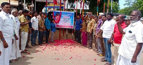 தஞ்சாவூா் ரயிலடியில் வியாழக்கிழமை நடைபெற்ற பகத்சிங் பிறந்த நாள் விழாவில் முழக்கங்கள் எழுப்பிய இடதுசாரிகள் பொது மேடை அமைப்பினா்.