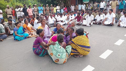 மின் ஊழியா் உயிரிழப்பு: உறவினா்கள் சாலை மறியல்