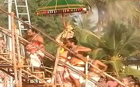 மயிலாடுதுறையில் திருவாவடுதுறை ஆதீனத்துக்கு சொந்தமான ஆயிரத்து 500 ஆண்டுகள் பழமை வாய்ந்த அபயாம்பிகை உடனாகிய மாயூரநாதர் கோயில் வெகு விமரிசையாக நடைபெற்ற மகா கும்பாபிஷேகம்.