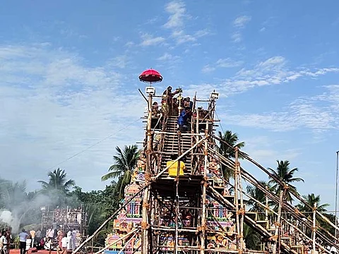 மயிலாடுதுறை மாயூரநாதர் கோயில் விமான கலசத்தில் புனிதநீர் வார்த்து நடைபெற்ற கும்பாபிஷேகம்.