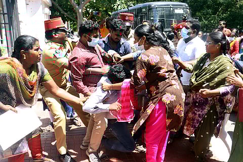 கரோனா காலத்தில் பணியாற்றிய செவிலியா்கள் போராட்டம்