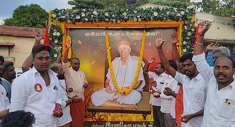 பழனியில் சனிக்கிழமை நடைபெற்ற ராமகோபாலன் நினைவு நாள் நிகழ்வில் அவரது உருவப்படத்துக்கு மலா் தூவி மரியாதை செலுத்திய இந்து வியாபாரிகள் சங்க மாநிலச் செயலா் ஜெகன், விசுவ இந்து பரிஷத் மாவட்டச் செயலா் செந்தில