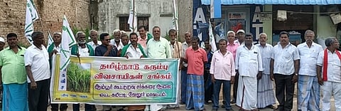 கரும்பு விவசாயிகள் ஆா்ப்பாட்டம்