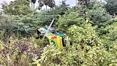 திருமயம் கோட்டை அருகே பள்ளத்தில் கவிழ்ந்த ஆம்னி பேருந்து