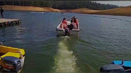 பைக்காரா ஏரியில் படகு சவாரி செய்து மகிழும் சுற்றுலாப் பயணிகள்.