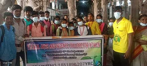 ஸ்ரீவில்லிபுத்தூா் ஆண்டாள் கோயில் தூய்மைப் பணிக்கு வந்த விபிஎம்எம் கல்லூரி மாணவா்கள்.