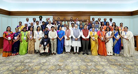 2023-ம் ஆண்டுக்கான தேசிய ஆசிரியர் விருது பெற்றவர்களுடன் குரூப் போட்டோ எடுத்து கொண்ட பிரதமர் நரேந்திர மோடி.