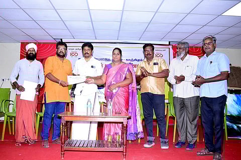 நிகழ்வில் ஓவியருக்கு சான்றிதழ் வழங்கிய எம்எல்ஏ ஜெ.எல்.ஈஸ்வரப்பன், நகா்மன்றத் தலைவா் தேவி பென்ஸ்பாண்டியன்.