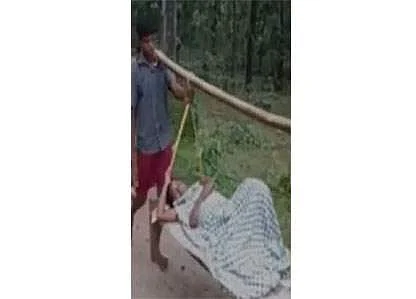 தெலங்கானாவில் கர்ப்பிணி பெண்ணை டோலியில் சுமந்து சென்ற குடும்பத்தினர்!