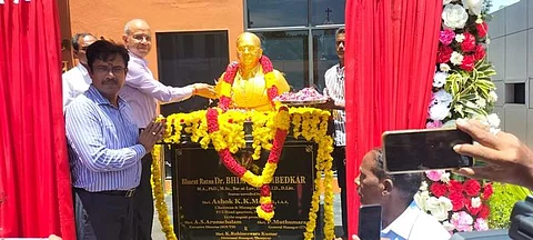 தஞ்சாவூரில் உள்ள இந்திய உணவுக் கழகக் கோட்ட அலுவலகத்தில் அம்பேத்கர் சிலையை திறந்து வைத்து மாலை அணிவித்து மரியாதை செலுத்திய கழகத் தலைவரும், நிர்வாக இயக்குநருமான அசோக்குமார் கே. மீனா.