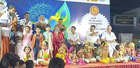 பழனி தேரடியில் விஸ்வ ஹிந்து பரிசத் சாா்பில் நடைபெற்ற கிருஷ்ண ஜெயந்தி விழாவில் ராதை, கிருஷ்ணா் வேடமிட்டு கலந்து கொண்ட சிறாா்கள்.