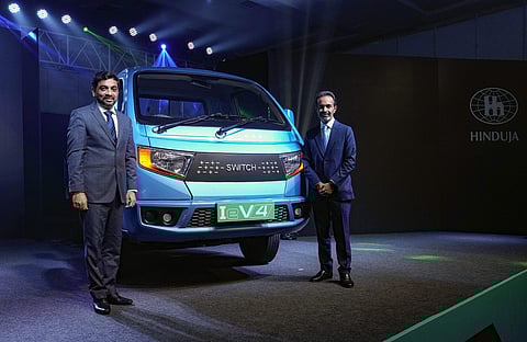 ஐஇவி4 மின்சார வாகனத்தின் அறிமுக விழாவில் கலந்து கொண்டு வாகனத்தை அறிமுகப்படுத்திய ஸ்விட்ச் மொபிலிட்டி நிறுவனத்தின் தலைமை நிர்வாக அதிகாரி மகேஷ் மற்றும் அசோக் லேலண்ட் நிறுவனத்தின் தலைவர் தீரஜ் இந்துஜா.