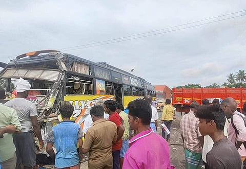வாழப்பாடி அருகே விபத்தில் சிக்கிய தனியார் பேருந்து. 