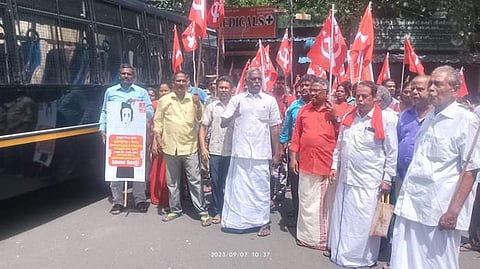 விலைவாசி உயர்வை கண்டித்து ரயில் மறியல் போராட்டம்: மார்க்சிஸ்ட் கட்சியினர் கைது