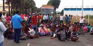 நாட்டறம்பள்ளி அருகே கோமூட்டியூா் பகுதியில் சாலை மறியலில் ஈடுபட்ட மக்கள்.