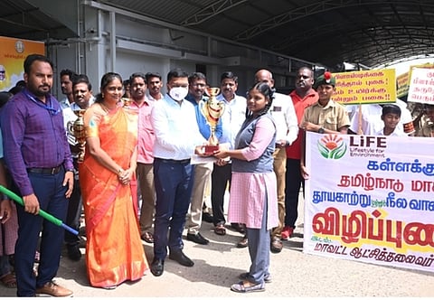 கள்ளக்குறிச்சி மாவட்ட ஆட்சியரகத்தில் வியாழக்கிழமை நடைபெற்ற நிகழ்வில், மாவட்ட அளவிலான போட்டியில் வெற்றி பெற்ற மாணவிக்குப் பரிசு வழங்கும் ஆட்சியா் ஷ்ரவன்குமாா்.