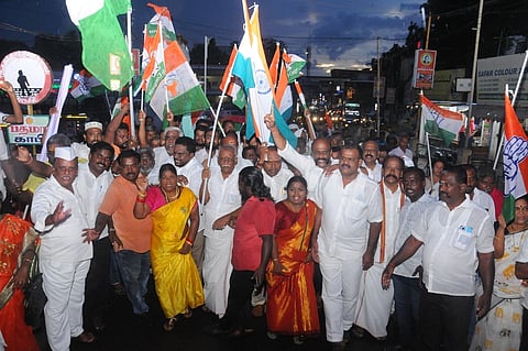 திருச்சியில் வியாழக்கிழமை நடைப்பயணம் மேற்கொண்ட காங்கிரஸ் கட்சியினா்.