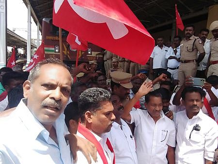 நாகையில் ரயில் மறியல் போராட்டத்தில் ஈடுபட்ட கீழ்வேளூா் எம்எல்ஏ வி.பி. நாகை மாலி உள்ளிட்டோா்.