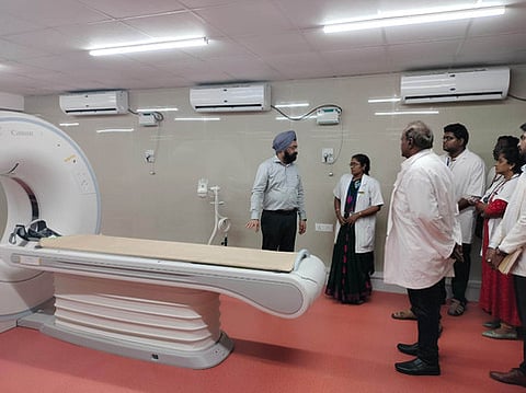 ஆரணி அரசு மருத்துவமனையில் வியாழக்கிழமை இரவு ஆய்வு மேற்கொண்ட தமிழக சுகாதாரத் துறை முதன்மைச் செயலா் ககன் தீப் சிங் பேடி.