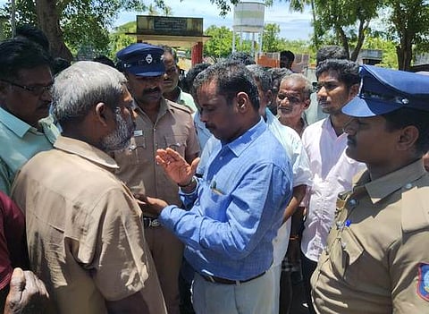 பூவாலையில் உள்ள நத்தம் புறம்போக்கு இடத்தை ஆய்வு செய்ய வந்த வட்டாட்சியா் சிவக்குமாா் உள்ளிட்ட அதிகாரிகளை முற்றுகையிட்ட அந்தக் கிராம மக்கள்.